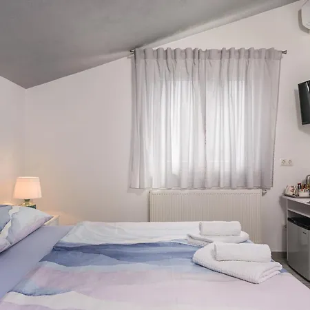 Πανσιόν Anna Τρογκίρ