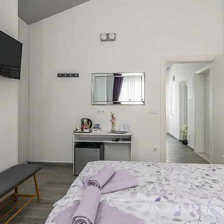 Πανσιόν Anna Τρογκίρ